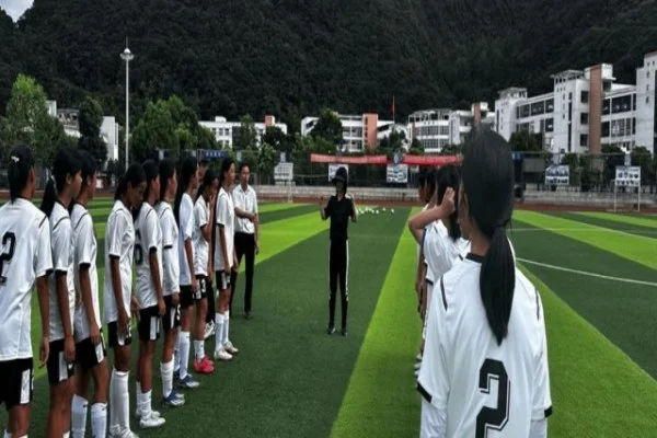 纽约尼克斯训练营观察布伦森与唐斯新赛季磨合及东部争冠分析